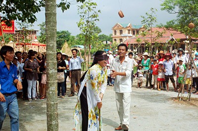 Visitors enjoy a traditional game at the rural market festival days. (Photo:SGGP)